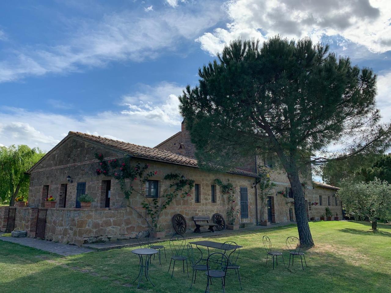 Agriturismo Santa Maria ปีเอนซา ภายนอก รูปภาพ