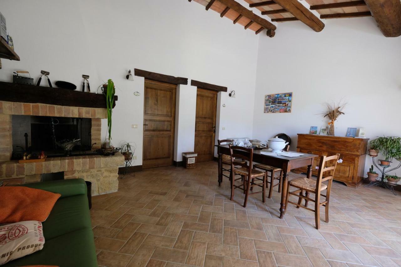 Agriturismo Santa Maria ปีเอนซา ภายนอก รูปภาพ